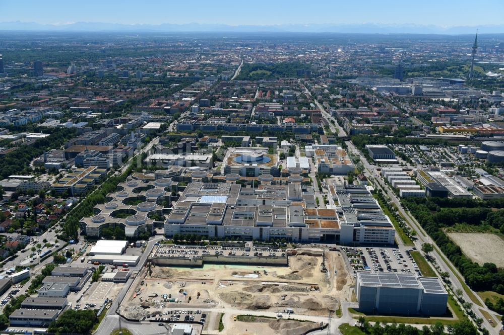 München aus der Vogelperspektive: Baustelle zum Neubau des FIZ Forschungs- und Innovationszentrum Nord auf dem Entwicklungscampus der BMW AG in München im Bundesland Bayern, Deutschland