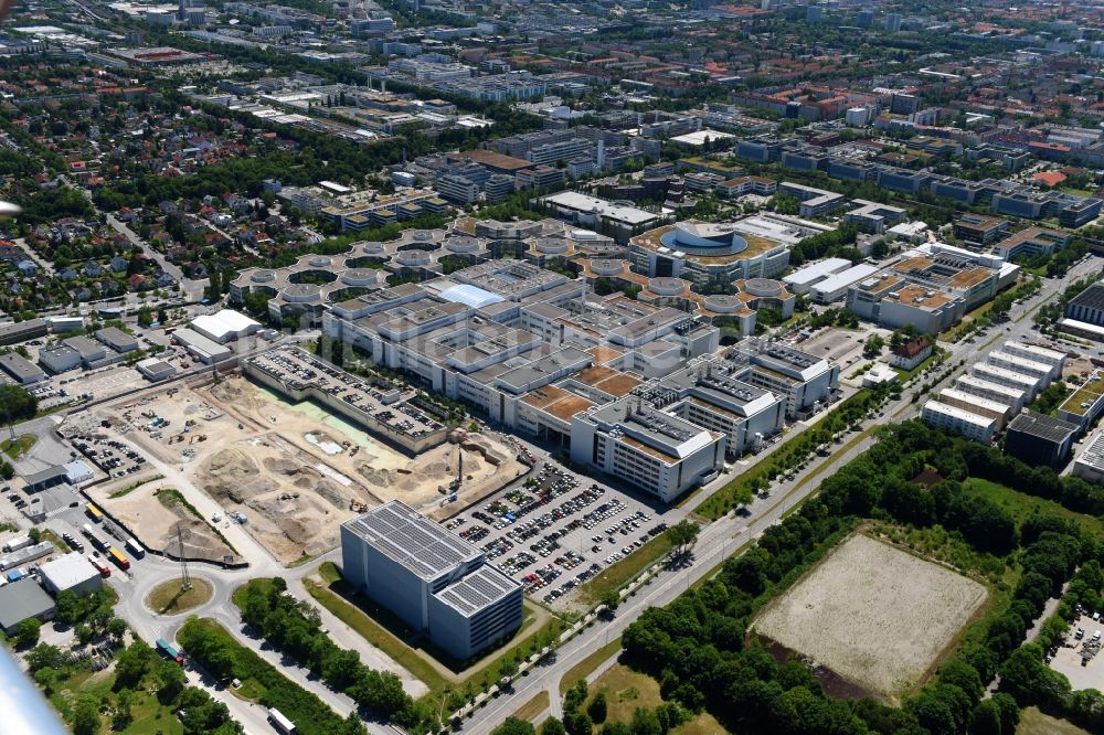 Luftaufnahme München - Baustelle zum Neubau des FIZ Forschungs- und Innovationszentrum Nord auf dem Entwicklungscampus der BMW AG in München im Bundesland Bayern, Deutschland