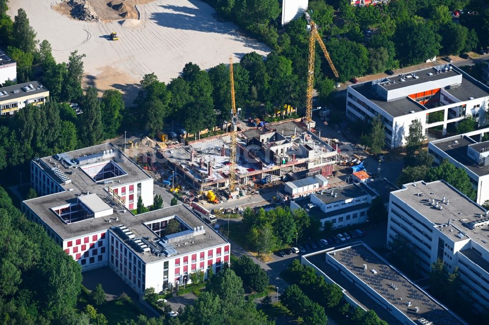 Luftaufnahme Berlin - Baustelle zum Neubau eines Forschungs- Gebäudes und Bürokomplex im Biotech-Park in Berlin, Deutschland