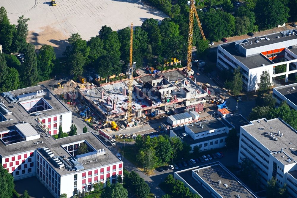 Luftaufnahme Berlin - Baustelle zum Neubau eines Forschungs- Gebäudes und Bürokomplex im Biotech-Park in Berlin, Deutschland