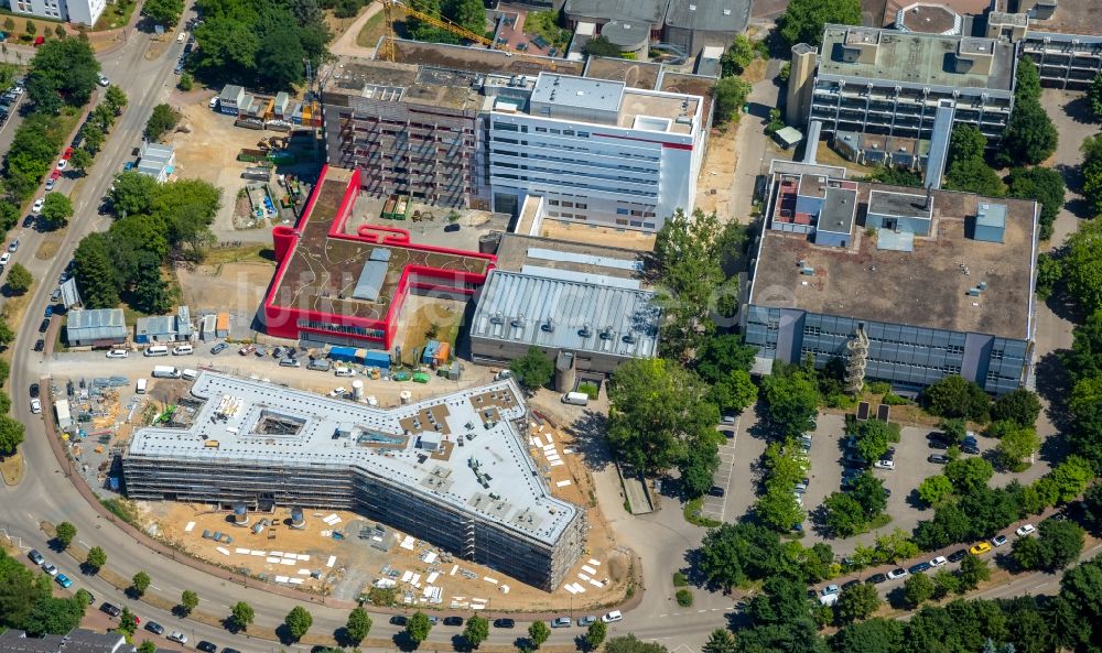 Luftbild Düsseldorf - Baustelle zum Neubau des Forschungsgebäude der Lebenswissenschaften an der Universitätsstraße in Düsseldorf im Bundesland Nordrhein-Westfalen, Deutschland