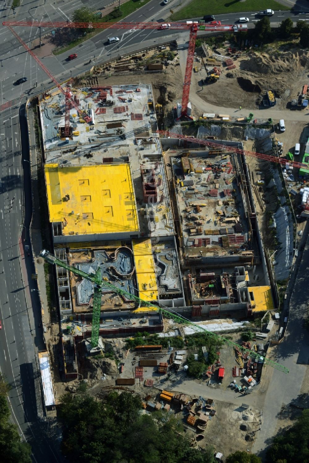 Potsdam aus der Vogelperspektive: Baustelle zum Neubau eines Freizeitbades mit Schwimmhalle in Potsdam im Bundesland Brandenburg