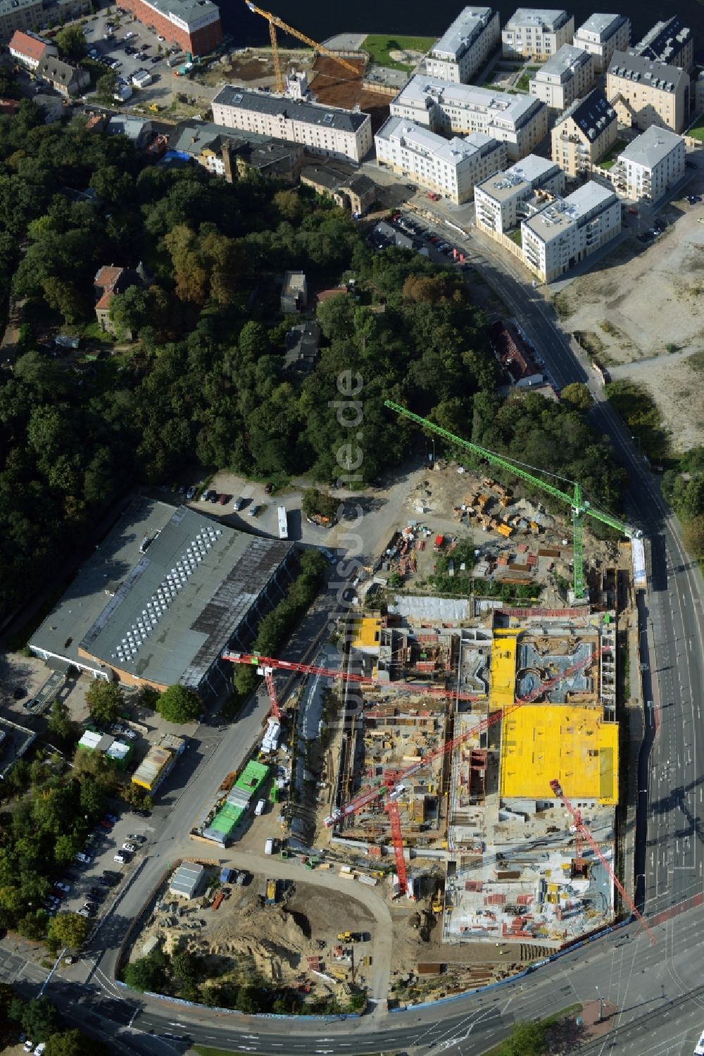 Potsdam von oben - Baustelle zum Neubau eines Freizeitbades mit Schwimmhalle in Potsdam im Bundesland Brandenburg