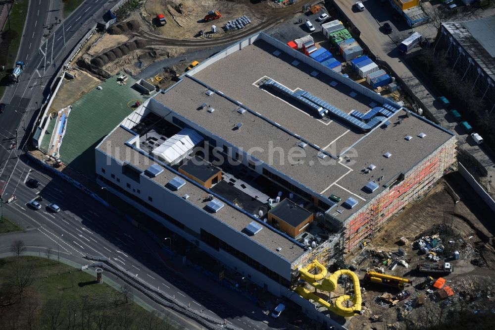 Potsdam von oben - Baustelle zum Neubau eines Freizeitbades mit Schwimmhalle in Potsdam im Bundesland Brandenburg