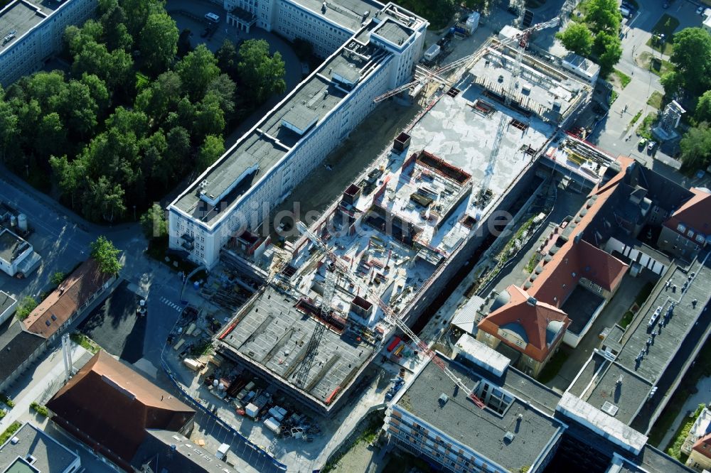 Rostock von oben - Baustelle zum Neubau eines Funktionsgebäudes auf dem Campus Schillingallee im Ortsteil Hansaviertel in Rostock im Bundesland Mecklenburg-Vorpommern