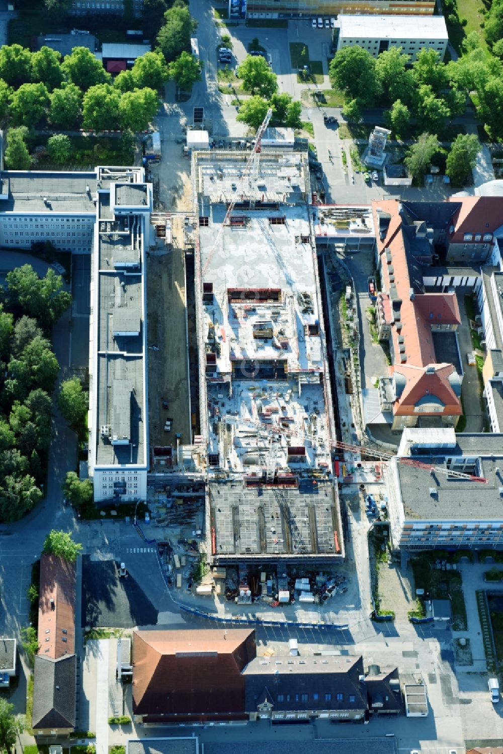 Rostock von oben - Baustelle zum Neubau eines Funktionsgebäudes auf dem Campus Schillingallee im Ortsteil Hansaviertel in Rostock im Bundesland Mecklenburg-Vorpommern