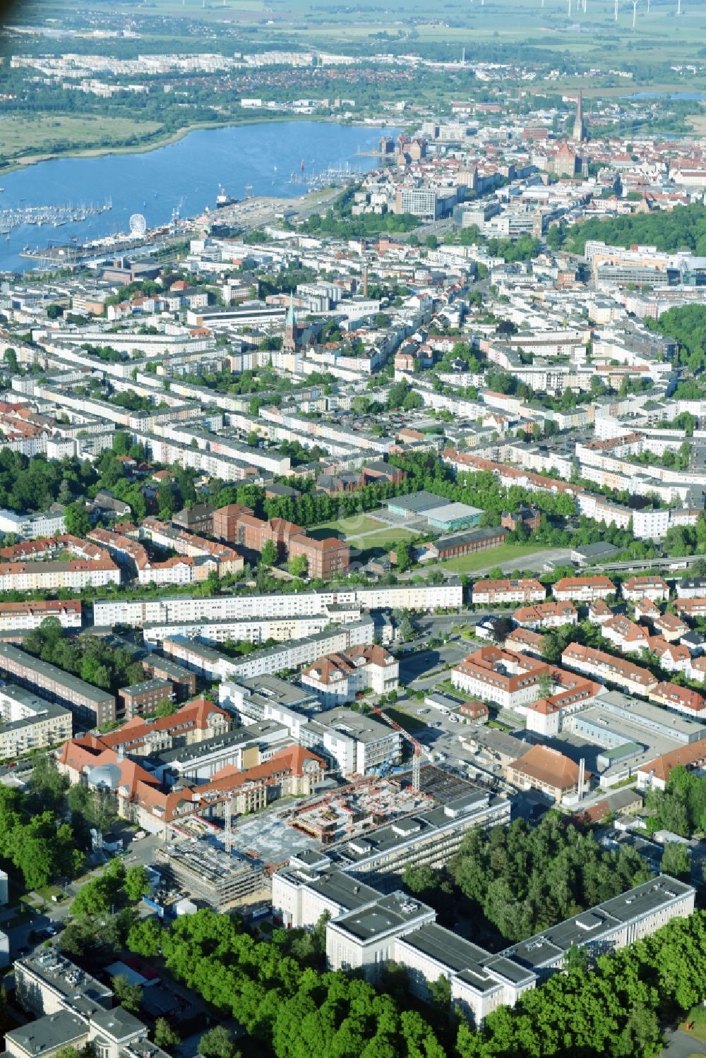 Rostock von oben - Baustelle zum Neubau eines Funktionsgebäudes auf dem Campus Schillingallee im Ortsteil Hansaviertel in Rostock im Bundesland Mecklenburg-Vorpommern