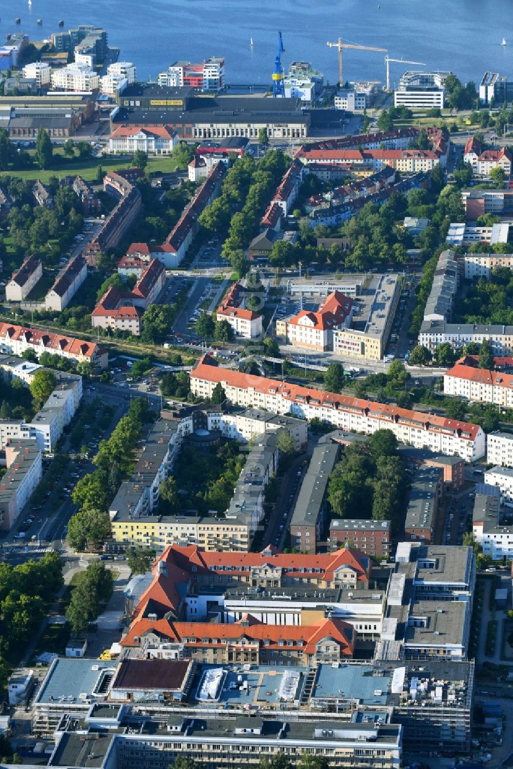 Rostock von oben - Baustelle zum Neubau eines Funktionsgebäudes auf dem Campus Schillingallee im Ortsteil Hansaviertel in Rostock im Bundesland Mecklenburg-Vorpommern