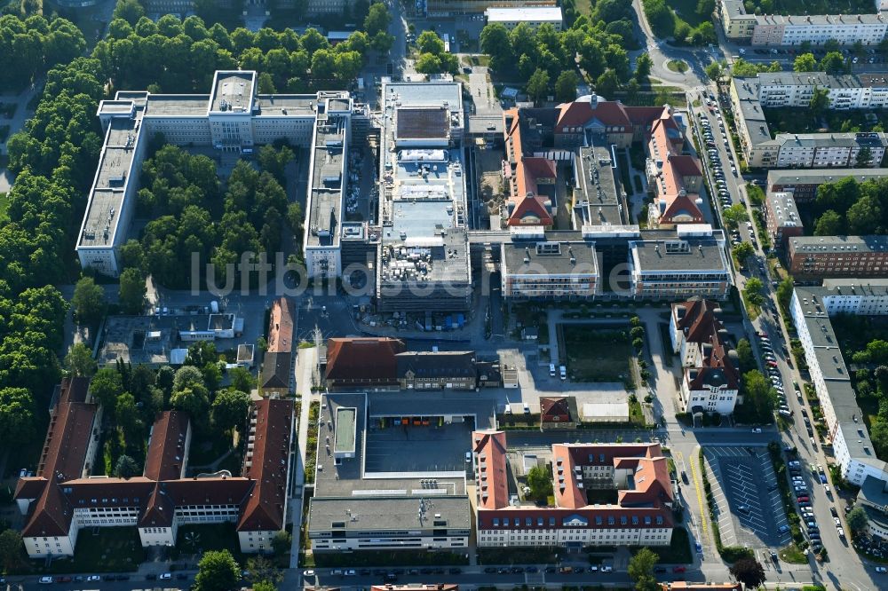 Rostock von oben - Baustelle zum Neubau eines Funktionsgebäudes auf dem Campus Schillingallee im Ortsteil Hansaviertel in Rostock im Bundesland Mecklenburg-Vorpommern