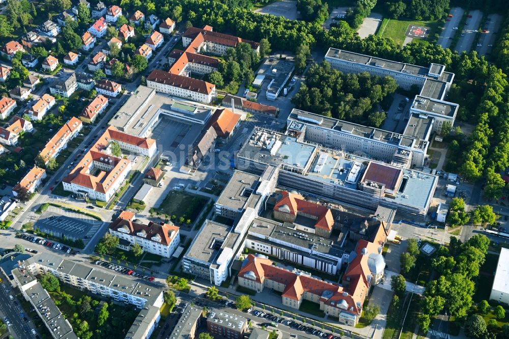 Rostock von oben - Baustelle zum Neubau eines Funktionsgebäudes auf dem Campus Schillingallee im Ortsteil Hansaviertel in Rostock im Bundesland Mecklenburg-Vorpommern