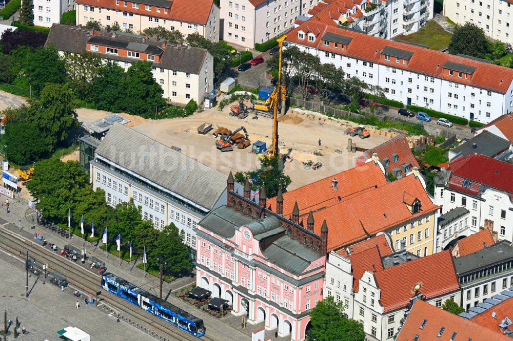 Rostock von oben - Baustelle zum Neubau eines Gebaudes der Stadtverwaltung - Rathaus in Rostock im Bundesland Mecklenburg-Vorpommern, Deutschland