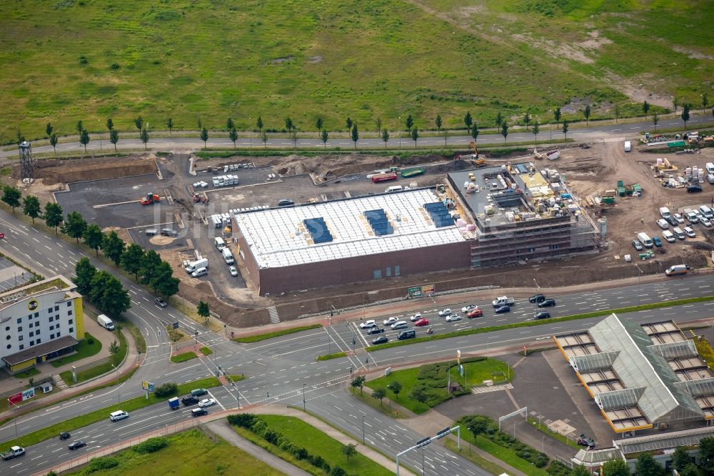 Oberhausen aus der Vogelperspektive: Baustelle zum Neubau- Gebäude des Baumarktes der HORNBACH Baumarkt AG in Oberhausen im Bundesland Nordrhein-Westfalen