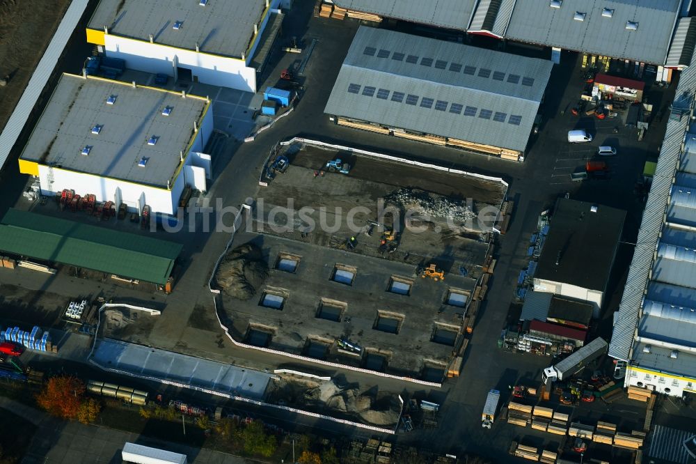 Luftbild Berlin - Baustelle zum Neubau- Gebäude des Baumarktes an der Landsberger Straße im Ortsteil Mahlsdorf in Berlin, Deutschland