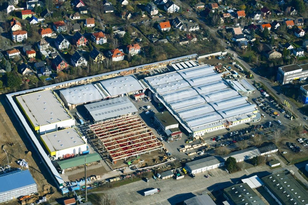 Luftbild Berlin - Baustelle zum Neubau- Gebäude des Baumarktes an der Landsberger Straße im Ortsteil Mahlsdorf in Berlin, Deutschland