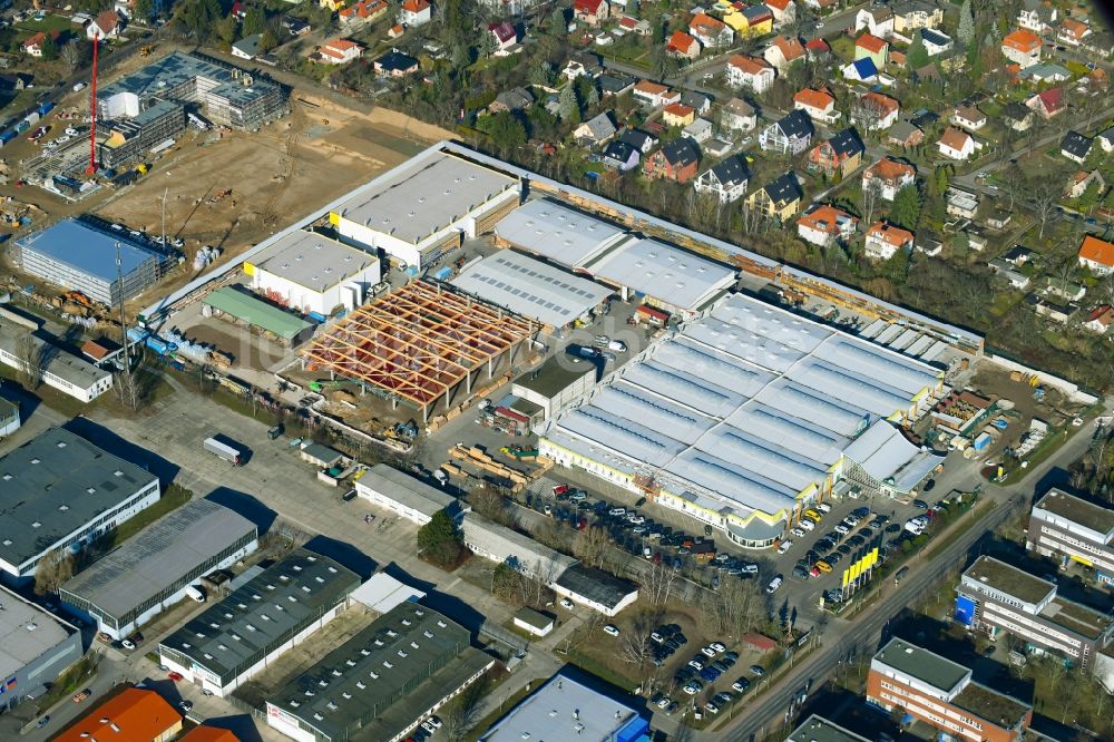 Berlin aus der Vogelperspektive: Baustelle zum Neubau- Gebäude des Baumarktes an der Landsberger Straße im Ortsteil Mahlsdorf in Berlin, Deutschland