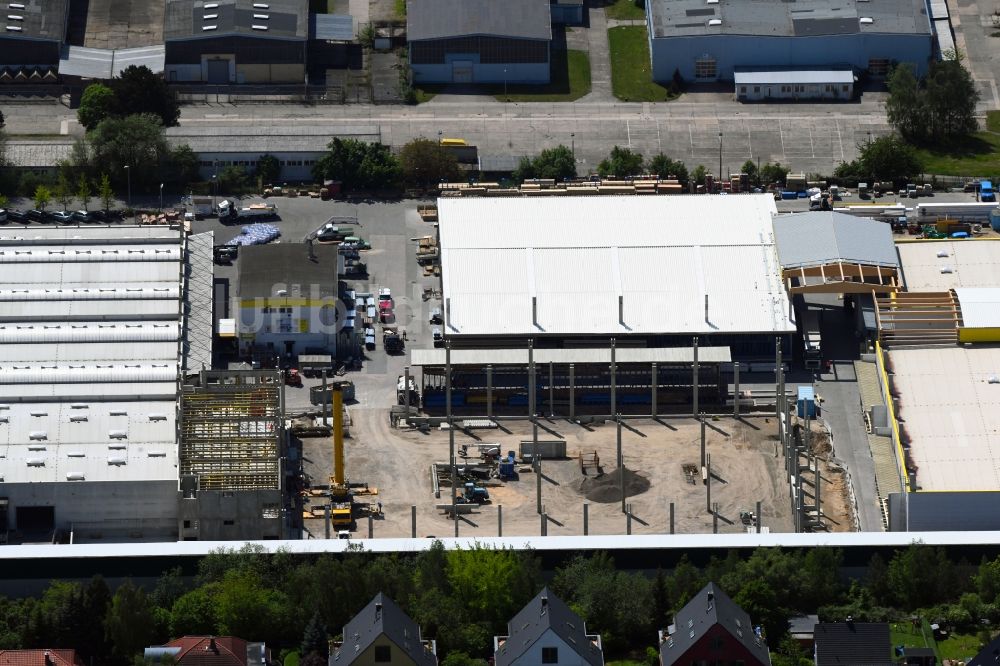 Luftaufnahme Berlin - Baustelle zum Neubau- Gebäude des Baumarktes an der Landsberger Straße im Ortsteil Mahlsdorf in Berlin, Deutschland