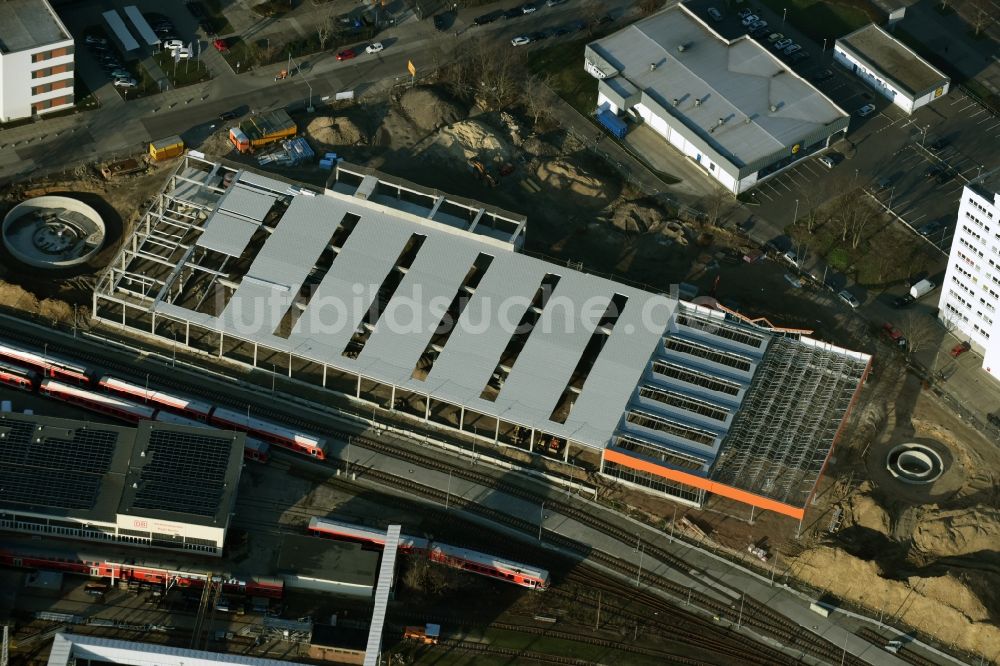 Luftaufnahme Berlin - Baustelle zum Neubau- Gebäude des Baumarktes der OBI GmbH & Co. Deutschland KG im Stadtteil Lichtenberg in Berlin