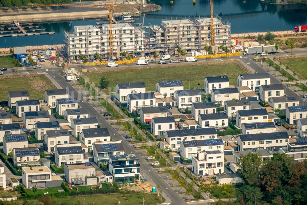 Gelsenkirchen aus der Vogelperspektive: Baustelle zum Neubau eines Gebäudekomplex der Hofschröer Projektbau GmbH & Co. KG an der Johannes-Rau-Allee in Gelsenkirchen im Bundesland Nordrhein-Westfalen, Deutschland