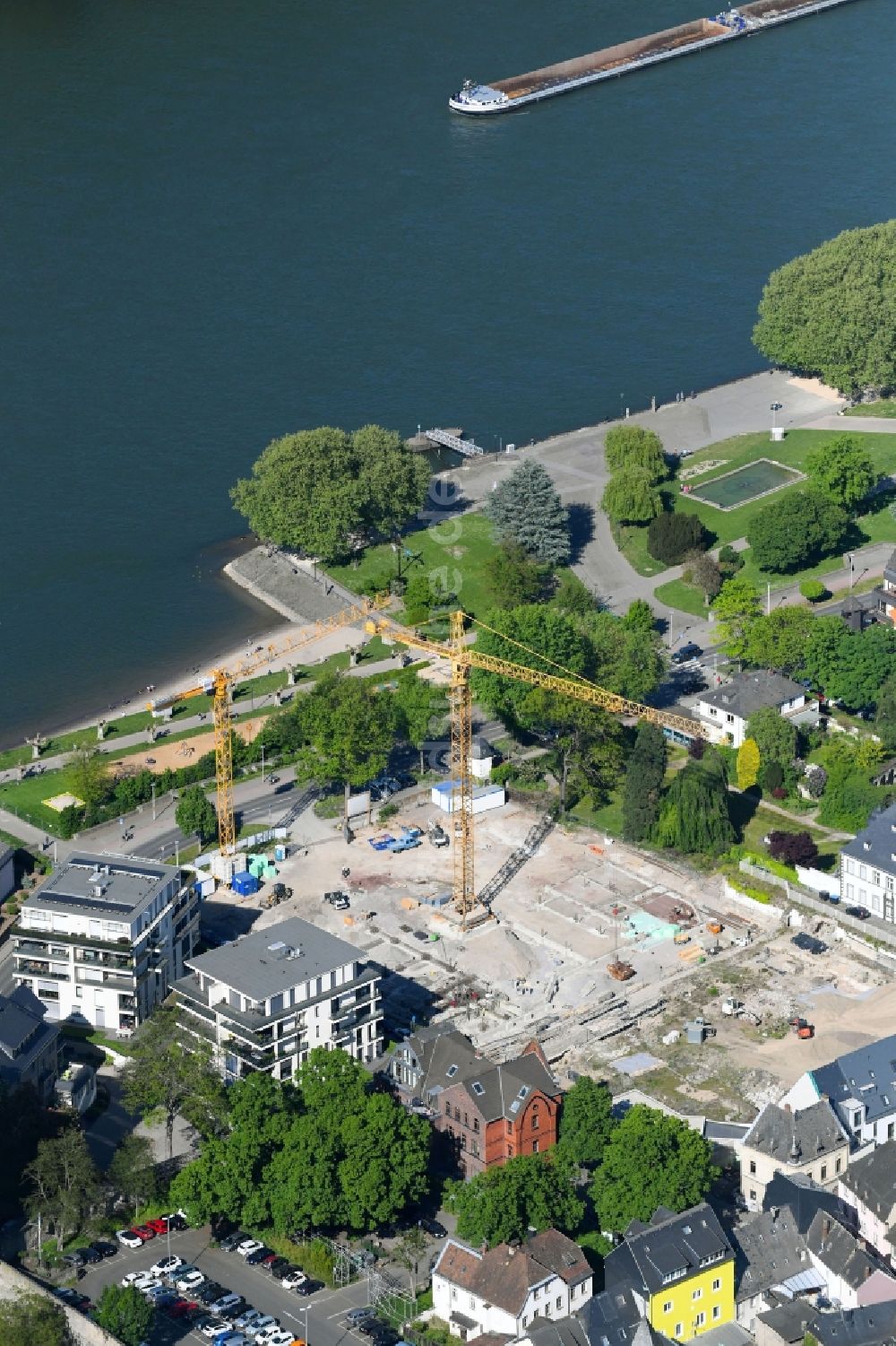 Andernach aus der Vogelperspektive: Baustelle zum Neubau eines Gebäudekomplex für ein Hotel und weiteren Gewerbeflächen an der Kirchstraße - Konrad-Adenauer-Allee in Andernach im Bundesland Rheinland-Pfalz, Deutschland