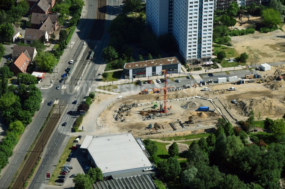 Luftaufnahme Berlin - Baustelle zum Neubau des Gebäudekomplexes des Einkaufszentrum Am Anger an der Allee der Kosmonauten - Bärensteinstraße im Ortsteil Marzahn in Berlin, Deutschland