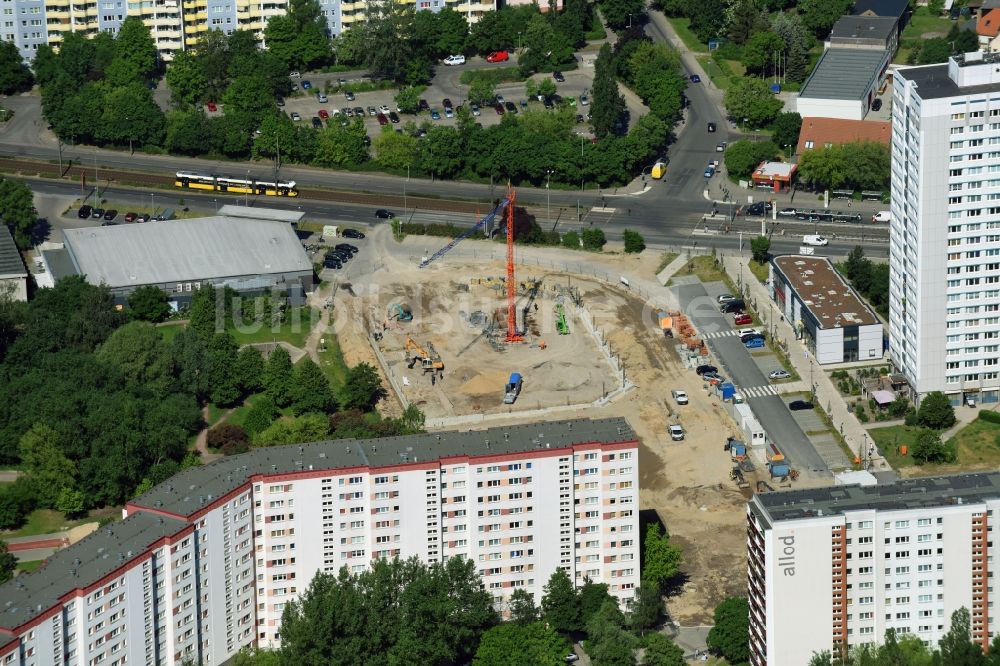 Berlin aus der Vogelperspektive: Baustelle zum Neubau des Gebäudekomplexes des Einkaufszentrum Am Anger an der Allee der Kosmonauten - Bärensteinstraße im Ortsteil Marzahn in Berlin, Deutschland