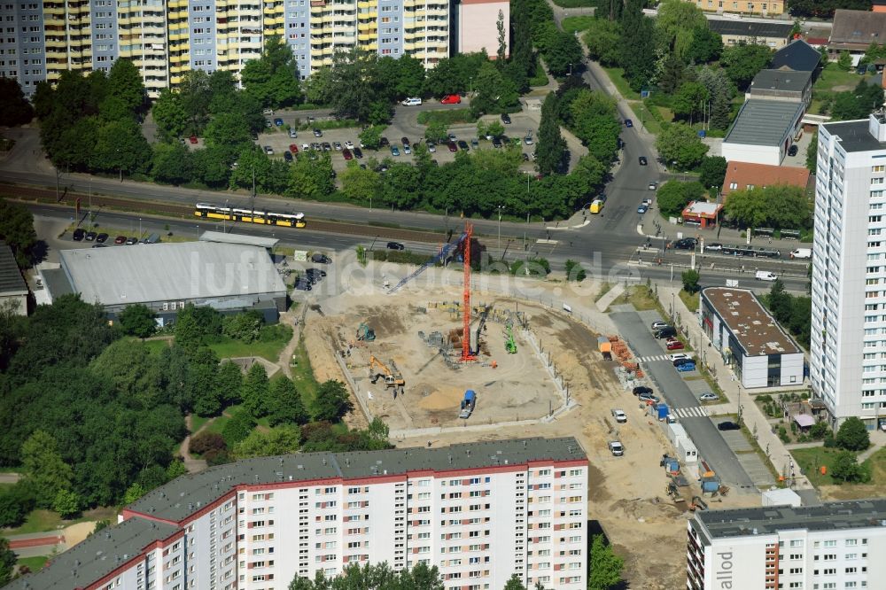 Luftbild Berlin - Baustelle zum Neubau des Gebäudekomplexes des Einkaufszentrum Am Anger an der Allee der Kosmonauten - Bärensteinstraße im Ortsteil Marzahn in Berlin, Deutschland