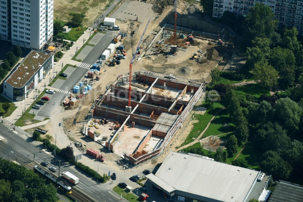 Berlin von oben - Baustelle zum Neubau des Gebäudekomplexes des Einkaufszentrum Am Anger an der Allee der Kosmonauten - Bärensteinstraße im Ortsteil Marzahn in Berlin, Deutschland