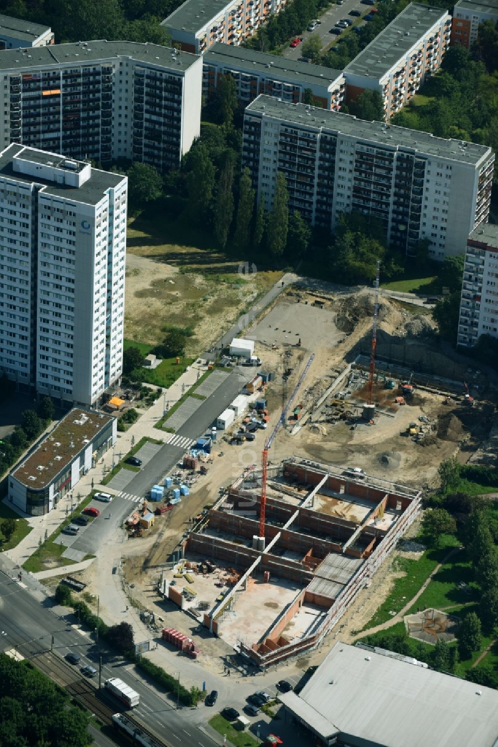 Luftaufnahme Berlin - Baustelle zum Neubau des Gebäudekomplexes des Einkaufszentrum Am Anger an der Allee der Kosmonauten - Bärensteinstraße im Ortsteil Marzahn in Berlin, Deutschland