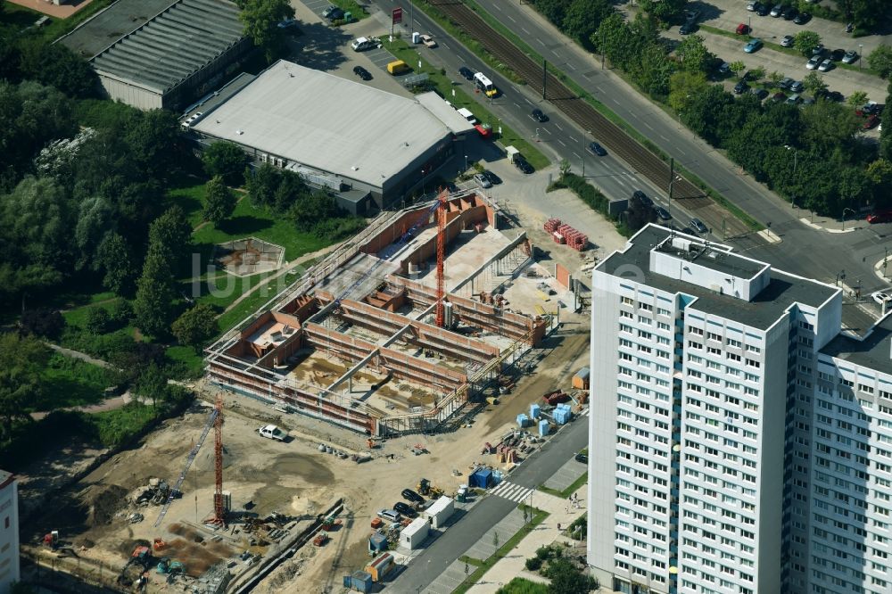 Berlin aus der Vogelperspektive: Baustelle zum Neubau des Gebäudekomplexes des Einkaufszentrum Am Anger an der Allee der Kosmonauten - Bärensteinstraße im Ortsteil Marzahn in Berlin, Deutschland