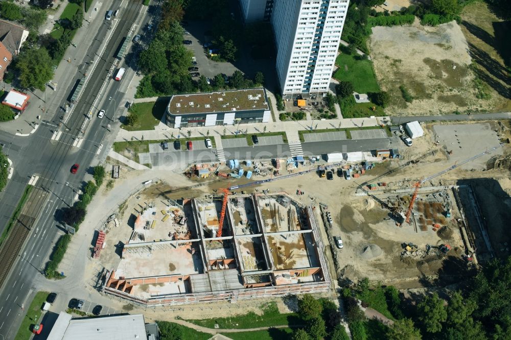 Luftbild Berlin - Baustelle zum Neubau des Gebäudekomplexes des Einkaufszentrum Am Anger an der Allee der Kosmonauten - Bärensteinstraße im Ortsteil Marzahn in Berlin, Deutschland