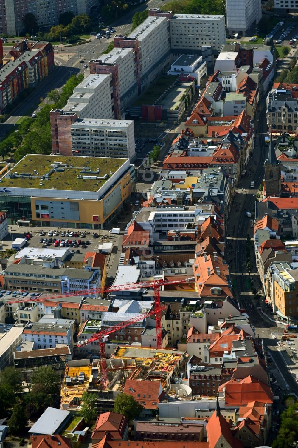 Erfurt von oben - Baustelle zum Neubau des Gebäudekomplexes des Einkaufszentrum Anger-Passage in der Altstadt in Erfurt im Bundesland Thüringen, Deutschland