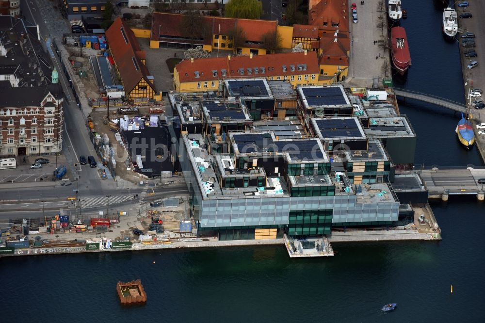 Kopenhagen aus der Vogelperspektive: Baustelle zum Neubau des Gebäudekomplexes des Einkaufszentrum BLOX an der Christians Brygge in Kopenhagen in Dänemark