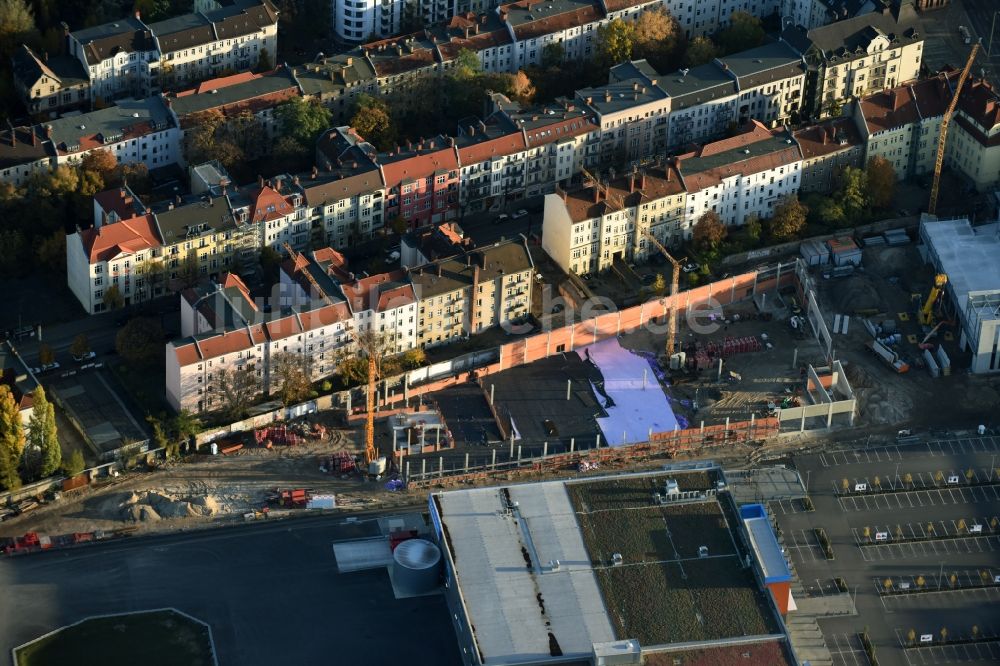 Luftaufnahme Berlin - Baustelle zum Neubau des Gebäudekomplexes des Einkaufszentrum an der Brückenstraße im Stadtteil Schöneweide in Berlin