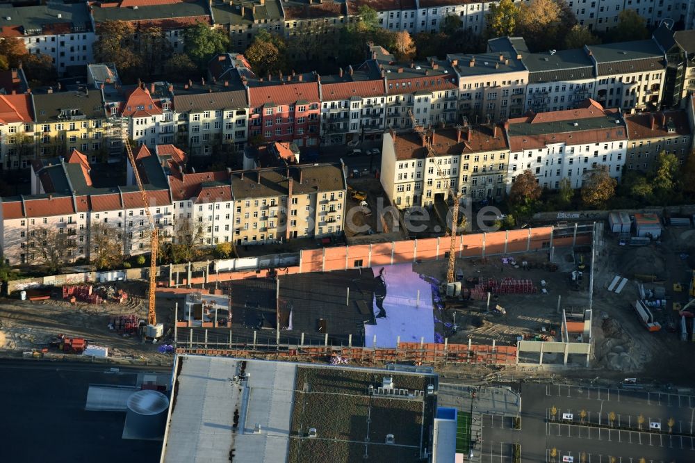 Berlin von oben - Baustelle zum Neubau des Gebäudekomplexes des Einkaufszentrum an der Brückenstraße im Stadtteil Schöneweide in Berlin