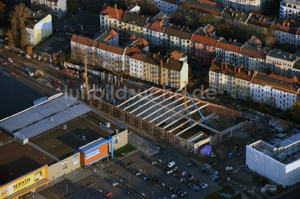 Luftbild Berlin - Baustelle zum Neubau des Gebäudekomplexes des Einkaufszentrum an der Brückenstraße im Stadtteil Schöneweide in Berlin