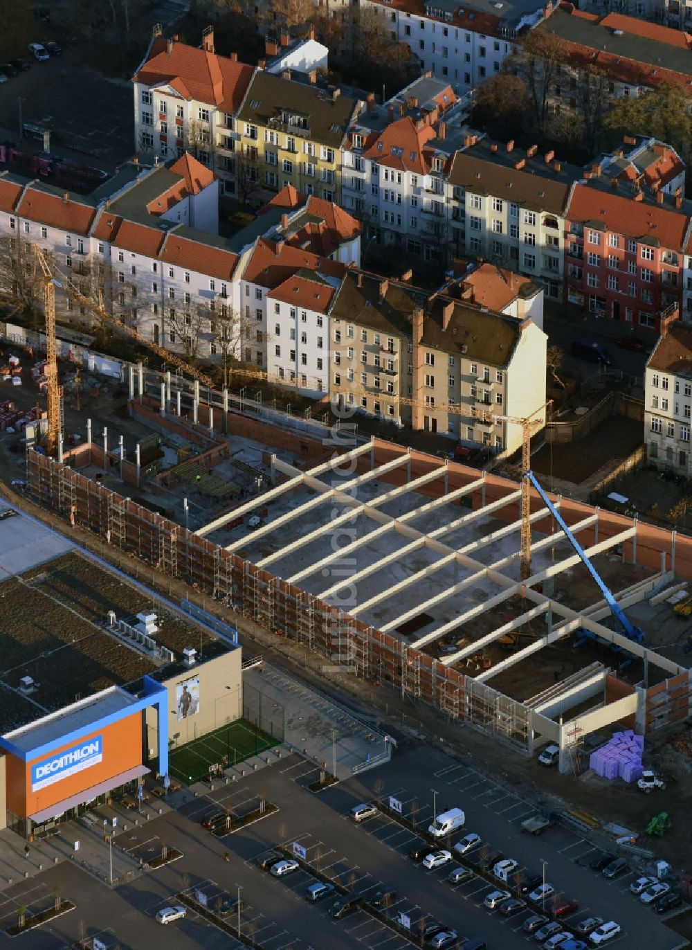 Luftaufnahme Berlin - Baustelle zum Neubau des Gebäudekomplexes des Einkaufszentrum an der Brückenstraße im Stadtteil Schöneweide in Berlin