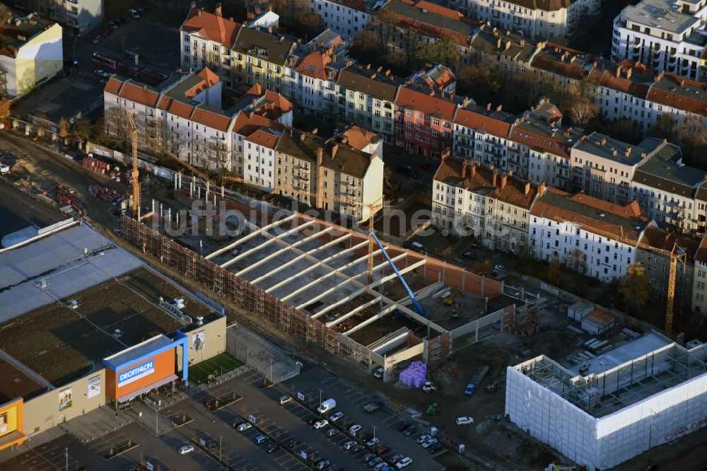 Berlin von oben - Baustelle zum Neubau des Gebäudekomplexes des Einkaufszentrum an der Brückenstraße im Stadtteil Schöneweide in Berlin