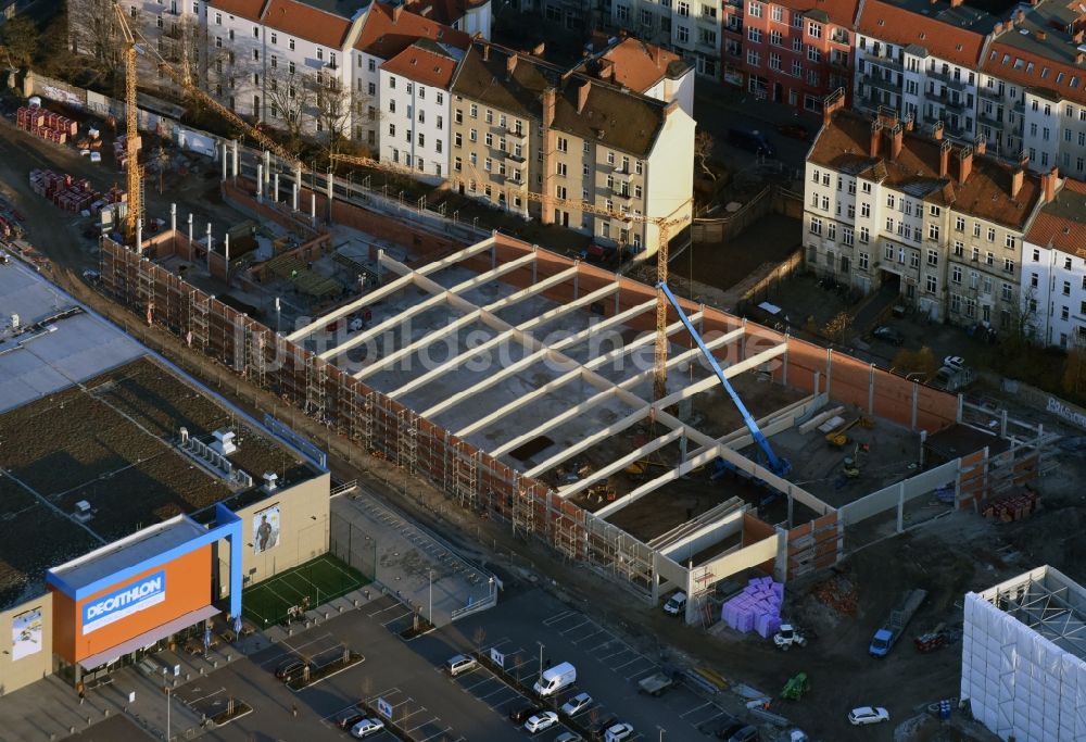 Berlin aus der Vogelperspektive: Baustelle zum Neubau des Gebäudekomplexes des Einkaufszentrum an der Brückenstraße im Stadtteil Schöneweide in Berlin