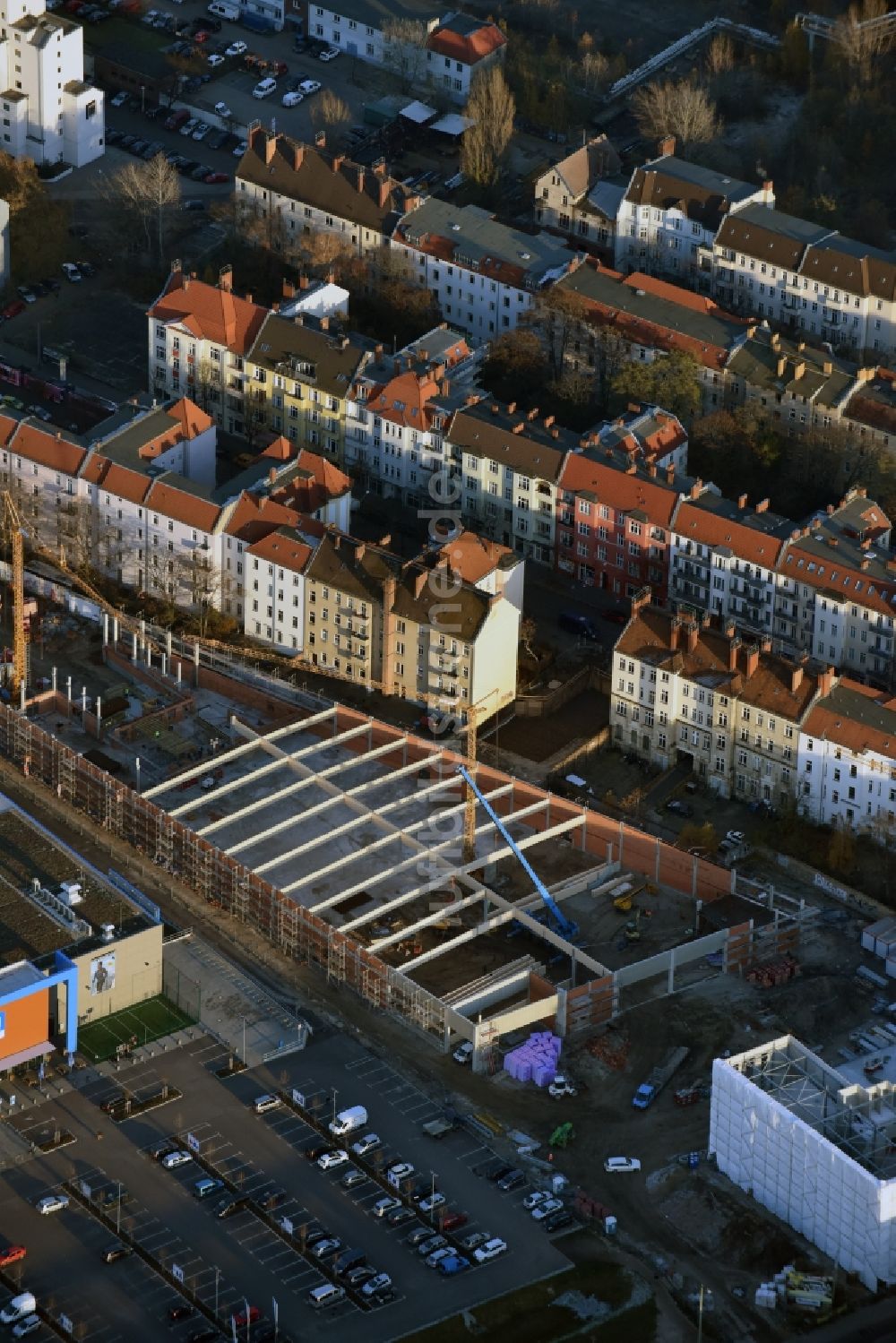 Luftbild Berlin - Baustelle zum Neubau des Gebäudekomplexes des Einkaufszentrum an der Brückenstraße im Stadtteil Schöneweide in Berlin