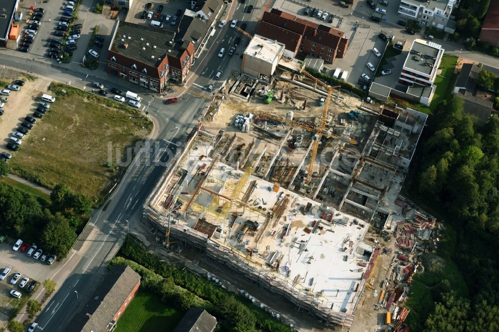 Luftaufnahme Cloppenburg - Baustelle zum Neubau des Gebäudekomplexes des Einkaufszentrum Carre Cloppenburg durch die GENOS Carre Cloppenburg GmbH nach Entwürfen der Grieshop, Hamza Architekten in Cloppenburg im Bundesland Niedersachsen