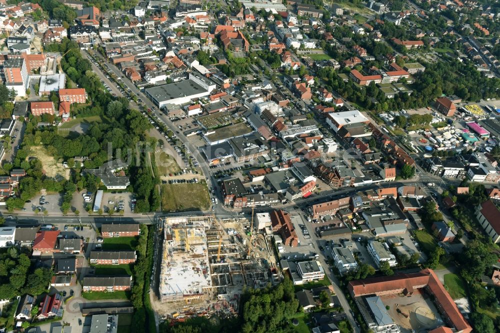 Luftaufnahme Cloppenburg - Baustelle zum Neubau des Gebäudekomplexes des Einkaufszentrum Carre Cloppenburg durch die GENOS Carre Cloppenburg GmbH nach Entwürfen der Grieshop, Hamza Architekten in Cloppenburg im Bundesland Niedersachsen