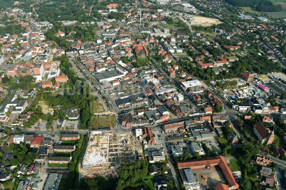 Cloppenburg von oben - Baustelle zum Neubau des Gebäudekomplexes des Einkaufszentrum Carre Cloppenburg durch die GENOS Carre Cloppenburg GmbH nach Entwürfen der Grieshop, Hamza Architekten in Cloppenburg im Bundesland Niedersachsen