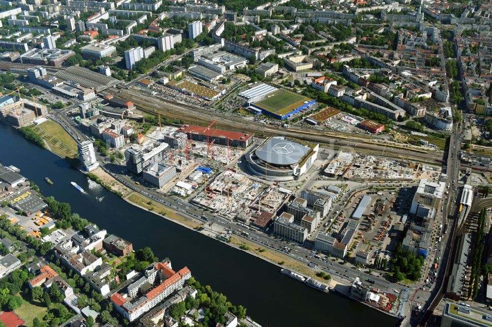 Berlin von oben - Baustelle zum Neubau des Gebäudekomplexes des Einkaufszentrum East Side Mall der Freo Group an der Tamara-Danz-Straße auf dem Anschutz - Areal im Ortsteil Bezirk Friedrichshain-Kreuzberg in Berlin, Deutschland