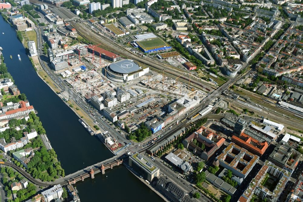 Berlin aus der Vogelperspektive: Baustelle zum Neubau des Gebäudekomplexes des Einkaufszentrum East Side Mall der Freo Group an der Tamara-Danz-Straße auf dem Anschutz - Areal im Ortsteil Bezirk Friedrichshain-Kreuzberg in Berlin, Deutschland