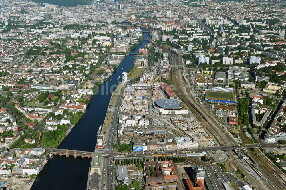 Luftbild Berlin - Baustelle zum Neubau des Gebäudekomplexes des Einkaufszentrum East Side Mall der Freo Group an der Tamara-Danz-Straße auf dem Anschutz - Areal im Ortsteil Bezirk Friedrichshain-Kreuzberg in Berlin, Deutschland