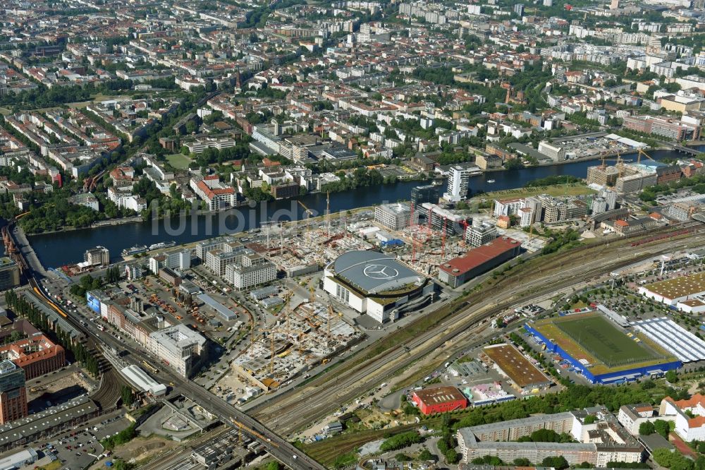 Berlin von oben - Baustelle zum Neubau des Gebäudekomplexes des Einkaufszentrum East Side Mall der Freo Group an der Tamara-Danz-Straße auf dem Anschutz - Areal im Ortsteil Bezirk Friedrichshain-Kreuzberg in Berlin, Deutschland