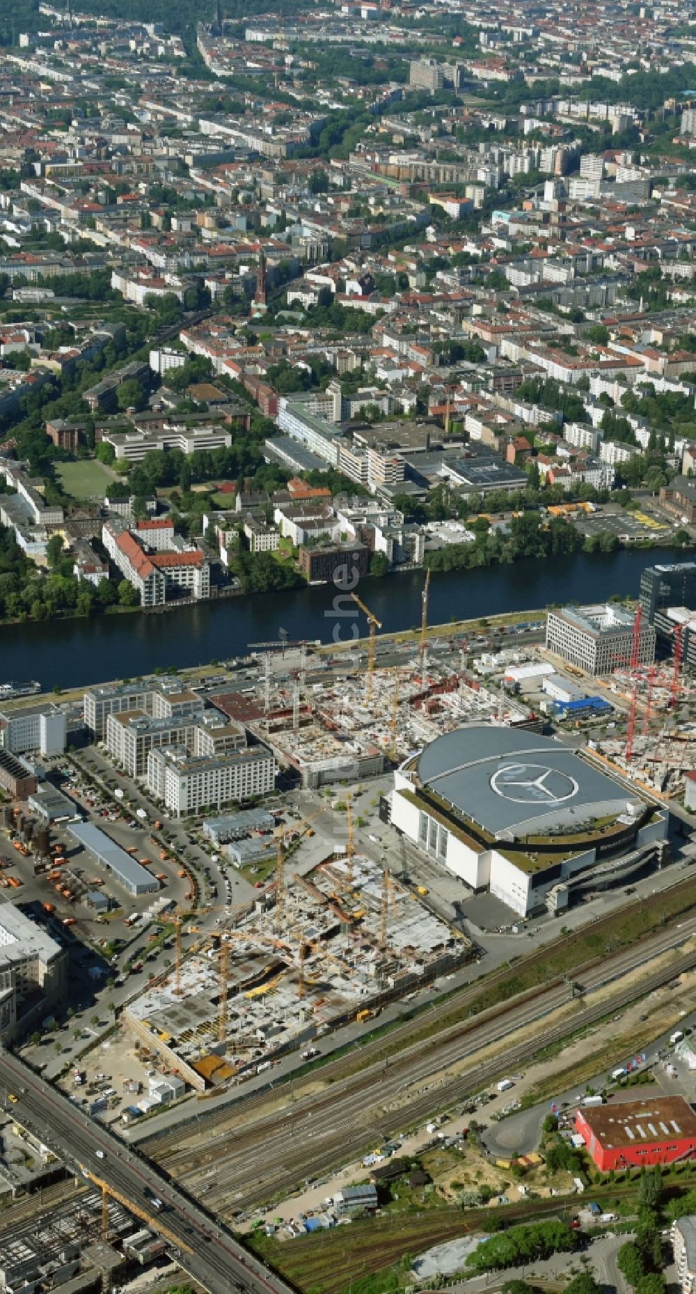 Berlin aus der Vogelperspektive: Baustelle zum Neubau des Gebäudekomplexes des Einkaufszentrum East Side Mall der Freo Group an der Tamara-Danz-Straße auf dem Anschutz - Areal im Ortsteil Bezirk Friedrichshain-Kreuzberg in Berlin, Deutschland