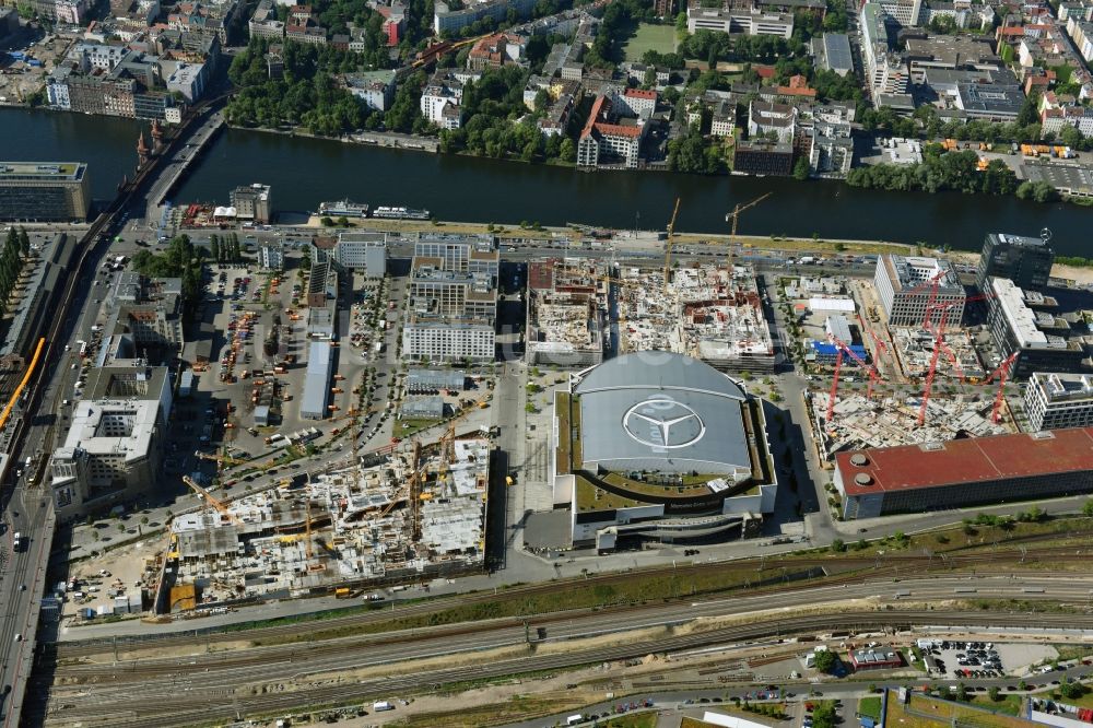 Luftbild Berlin - Baustelle zum Neubau des Gebäudekomplexes des Einkaufszentrum East Side Mall der Freo Group an der Tamara-Danz-Straße auf dem Anschutz - Areal im Ortsteil Bezirk Friedrichshain-Kreuzberg in Berlin, Deutschland