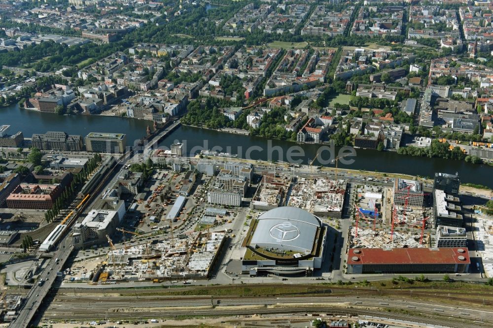 Luftaufnahme Berlin - Baustelle zum Neubau des Gebäudekomplexes des Einkaufszentrum East Side Mall der Freo Group an der Tamara-Danz-Straße auf dem Anschutz - Areal im Ortsteil Bezirk Friedrichshain-Kreuzberg in Berlin, Deutschland