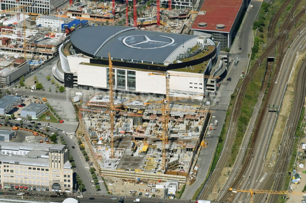 Berlin von oben - Baustelle zum Neubau des Gebäudekomplexes des Einkaufszentrum East Side Mall der Freo Group an der Tamara-Danz-Straße auf dem Anschutz - Areal im Ortsteil Bezirk Friedrichshain-Kreuzberg in Berlin, Deutschland